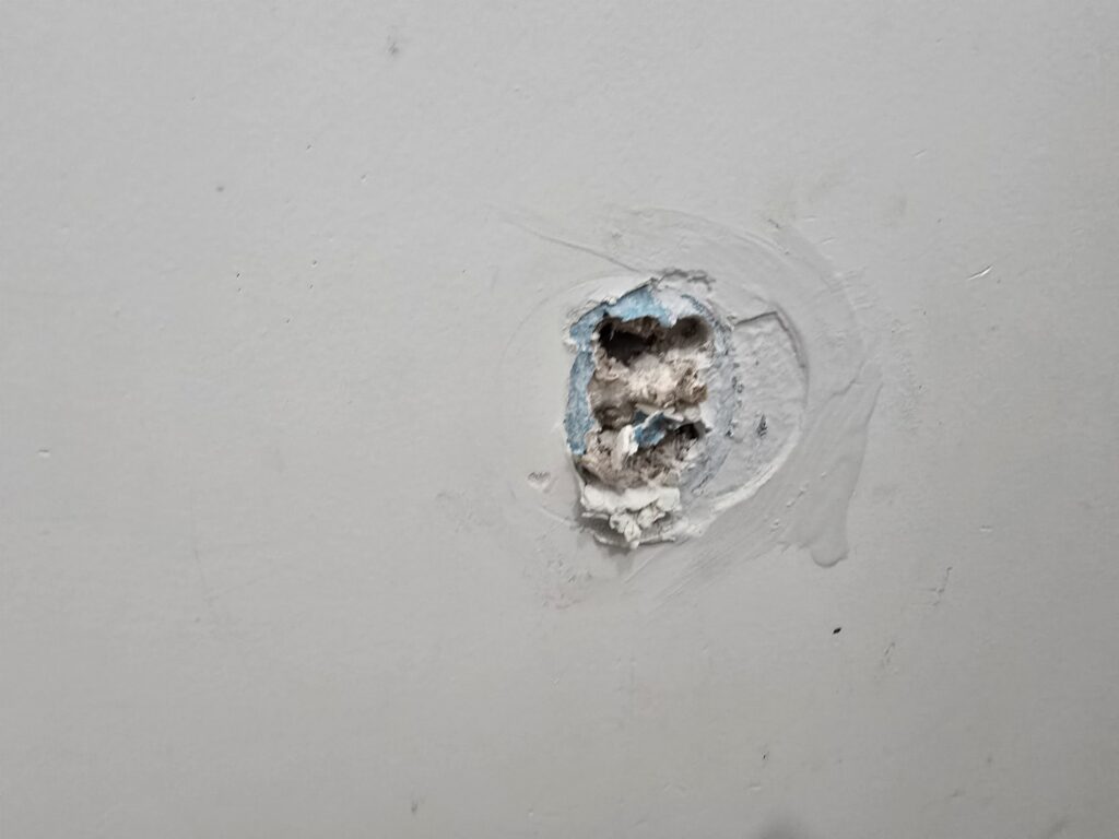 벽 손상 사진