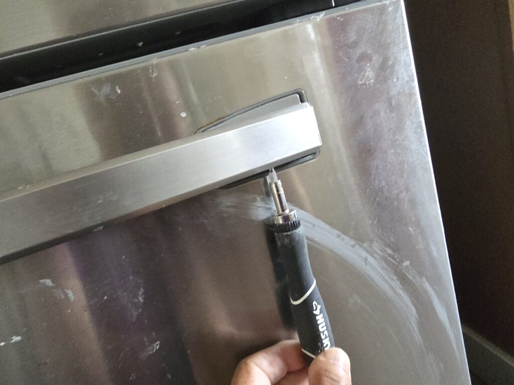 냉동고 손잡이 고정핀 완전히 고정 하기